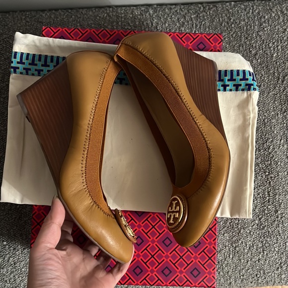 Authentic brand new in box Tory Burch tan wedge shoes size 7 (fits like a 6.5) - Picture 4 of 8